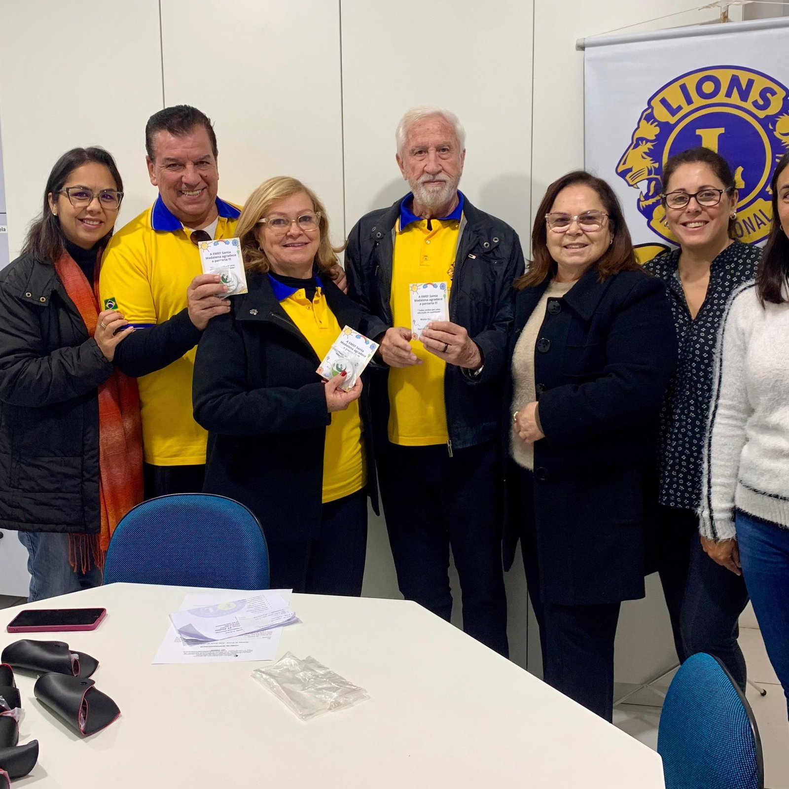 Alunos da Emef Santa Madalena recebem óculos doados pelo Lions Clube de Gravataí em ação de saúde visual